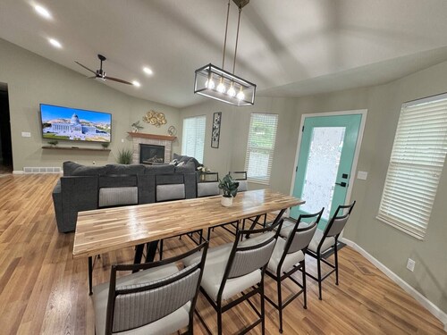 Spacious Getaway Home in The Valley - Top Unit

