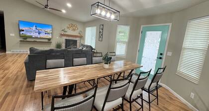Spacious Getaway Home in The Valley - Top Unit