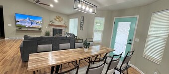Spacious Getaway Home in The Valley - Top Unit