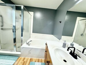 Hårtork, bidé, handdukar och tvål