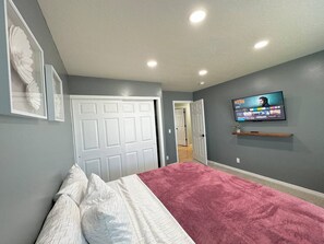 3 bedrooms, desk, iron/ironing board, free WiFi - Spacious Getaway Home in The Valley - Top Unit

 (West Valley City)