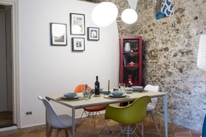 Appartement Deluxe | Coin séjour | Télévision à écran plat de 32 pouces avec chaînes par câble
