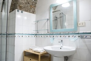 Apartemen Deluks | Kamar mandi | Shower, perlengkapan mandi gratis, pengering rambut, dan kloset