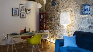 Căn hộ Deluxe | Khu phòng khách | TV màn hình phẳng 32-inch có truyền hình cáp