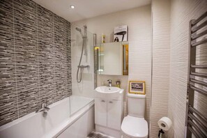 Sèche-cheveux, serviettes fournies, savon, papier toilette