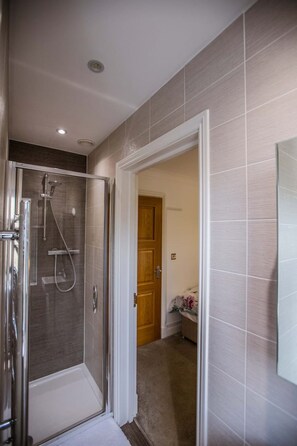Hair dryer, towels, soap, toilet paper - *2 BEDROOM *2 BATHROOM *ALBAN COURT *COMFY SUITE * (Hatfield)