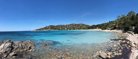 In Strandnähe, Liegestühle, Strandtücher