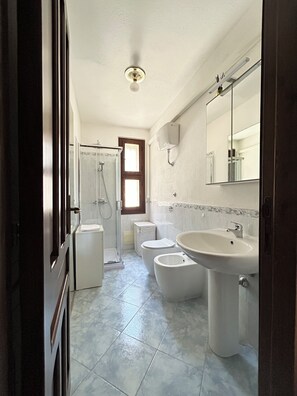 Shower, eco-friendly toiletries, hair dryer, bidet - Sea View with Garden, 2 min walk from the Beach, reachable with a 2-minute walk (Torre Delle Stelle (Maracalagonis))