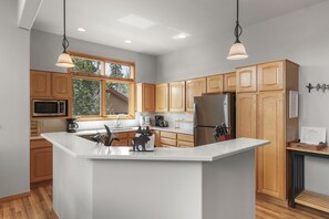 Geladeira, micro-ondas, cooktop, lava-louças