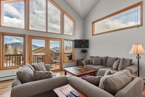 TV, fireplace - Luxurious Mountain Retreat with Stunning Views in Silverthorne, CO (Silverthorne)