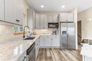 Refrigerador, microondas, horno, placa de cocina