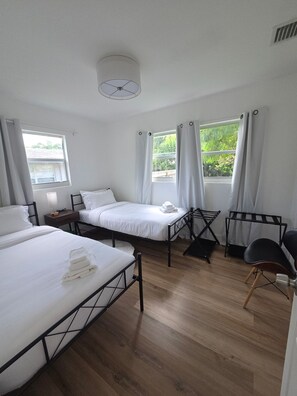 3 slaapkamers, een strijkplank/strijkijzer, wifi, beddengoed