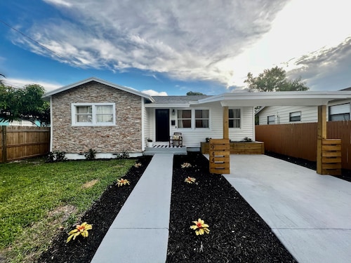 Cozy 3BR West Palm Beach Cottage