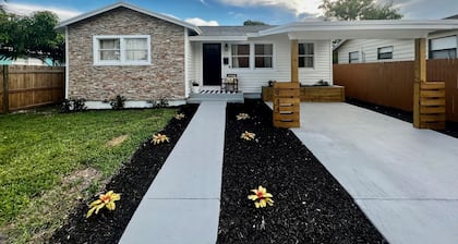 Cozy 3BR West Palm Beach Cottage
