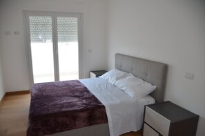 3 عدّة غرف نوم وواي فاي وملاءات أسرّة