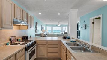 雪櫃、微波爐、焗爐、爐具