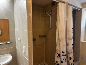 Free toiletries, hair dryer - WG-Hostel (Baiersbronn)