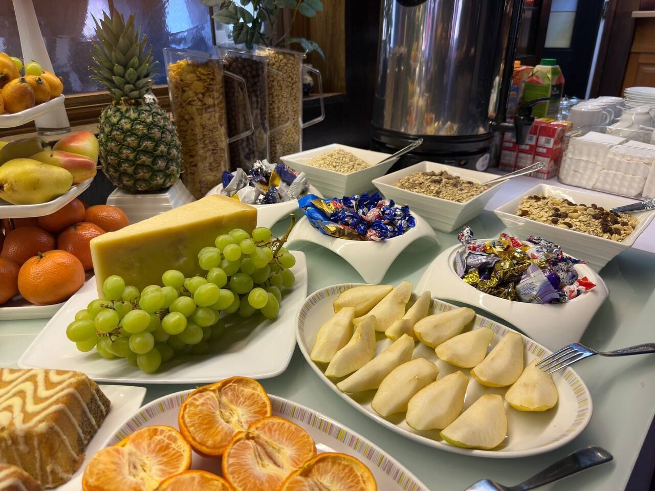 Una mesa de buffet con diversos alimentos, como frutas, queso y aperitivos.