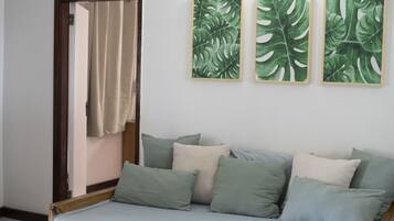 1 slaapkamer, een strijkplank/strijkijzer, reisbedje, gratis wifi