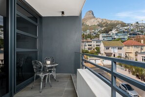 Outdoor dining - Modern Bantry Bay Apartment - Ocean Views (Cape Town)