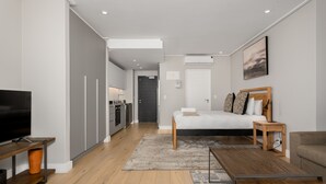 Eine moderne Wohnung mit Wohnzimmer, Schlafzimmer und Küche.
