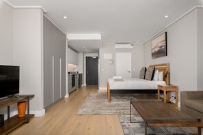 1 bedroom, iron/ironing board, Internet, bed sheets - Modern Bantry Bay Apartment - Ocean Views (Cape Town)