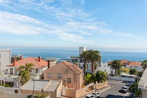 Beach - Modern Bantry Bay Apartment - Ocean Views (Cape Town)