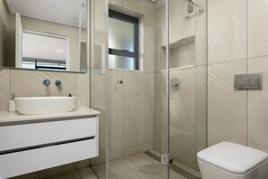 Shower, hair dryer, towels, soap - Modern Bantry Bay Apartment - Ocean Views (Cape Town)