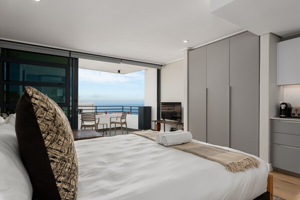 1 bedroom, iron/ironing board, Internet, bed sheets - Modern Bantry Bay Apartment - Ocean Views (Cape Town)