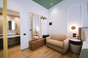 Tremannsrom, balkong | Minibar, lydisolert, wi-fi (inkludert) og sengetøy