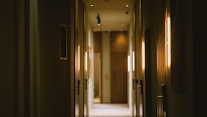 A corridor with doors on both sides, leading to a room at the end. - Hotel Noemie (Himarë)
