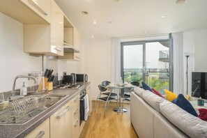 Apartment | Private kitchen | Fridge, microwave, oven, stovetop - Charming 1-bed Apartment in Leeds (Leeds)