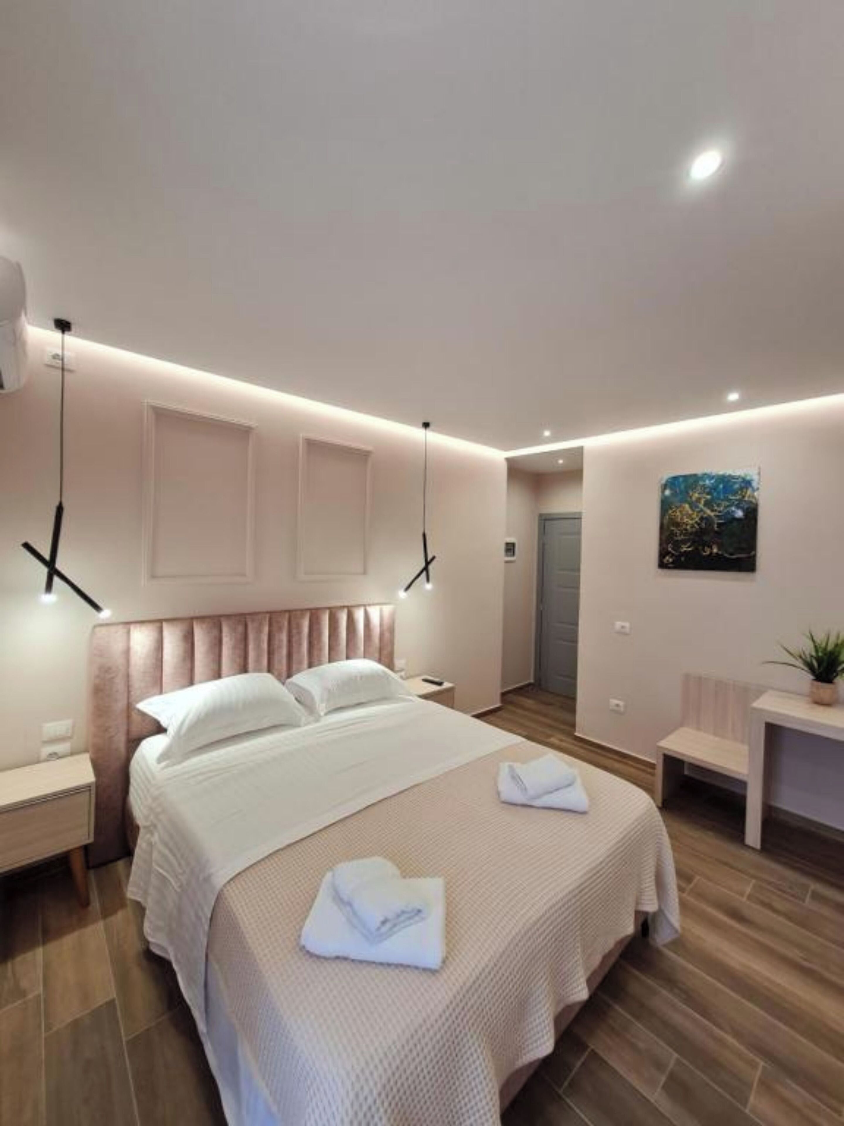 Hypo-allergenic bedding available, in-room safe, desk, soundproofing