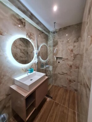 Double Room, Balcony | Bilik Mandi | Kelengkapan dandanan diri percuma, pengering rambut, selipar 