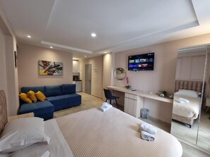 Family Junior Suite | 防过敏的被褥、客房内保险箱、办公桌、隔音