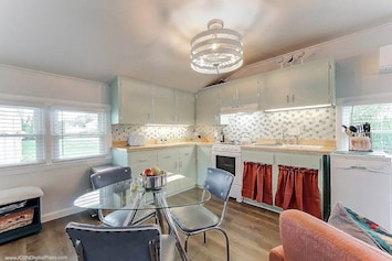 Eat in Kitchen, fully functional kitchen