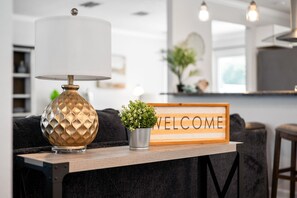 Lobby - Beautifully Remodeled Apollo Beach Pool Paradise! Sleeps 7! (Apollo Beach)