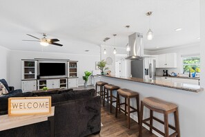 Smart TV, books - Beautifully Remodeled Apollo Beach Pool Paradise! Sleeps 7! (Apollo Beach)