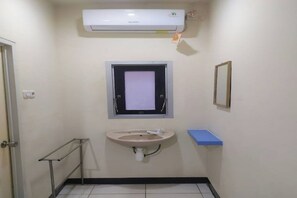 Standard-Doppelzimmer | Badezimmer | Dusche, Handtücher, Seife