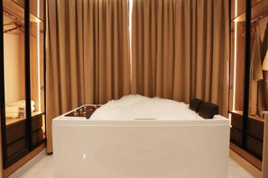 Acropolis Room with Jacuzzi | Kostenloses WLAN
