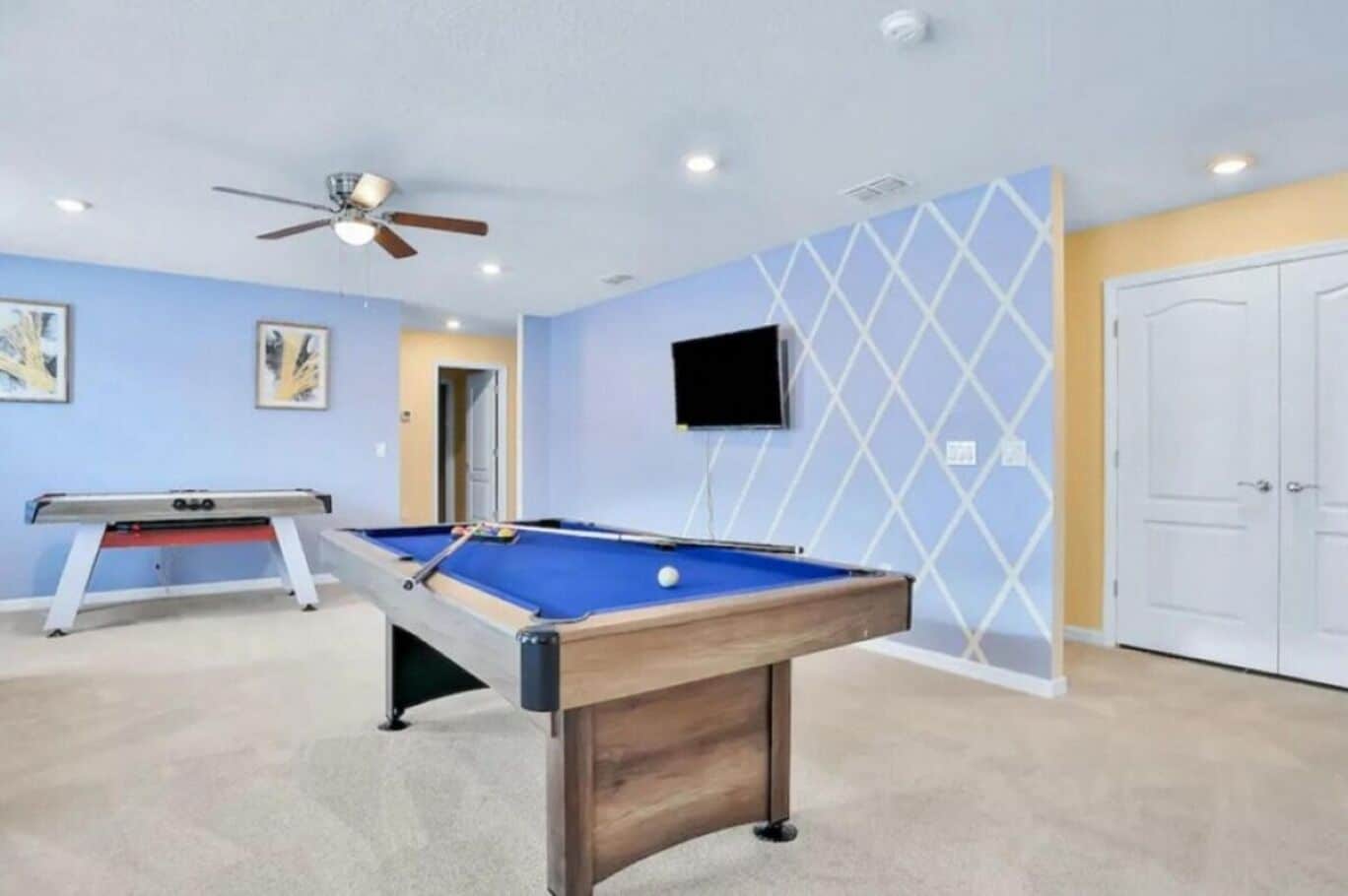 Habitación económica | Zona de estar | Smart TV de 32 pulgadas con canales digitales