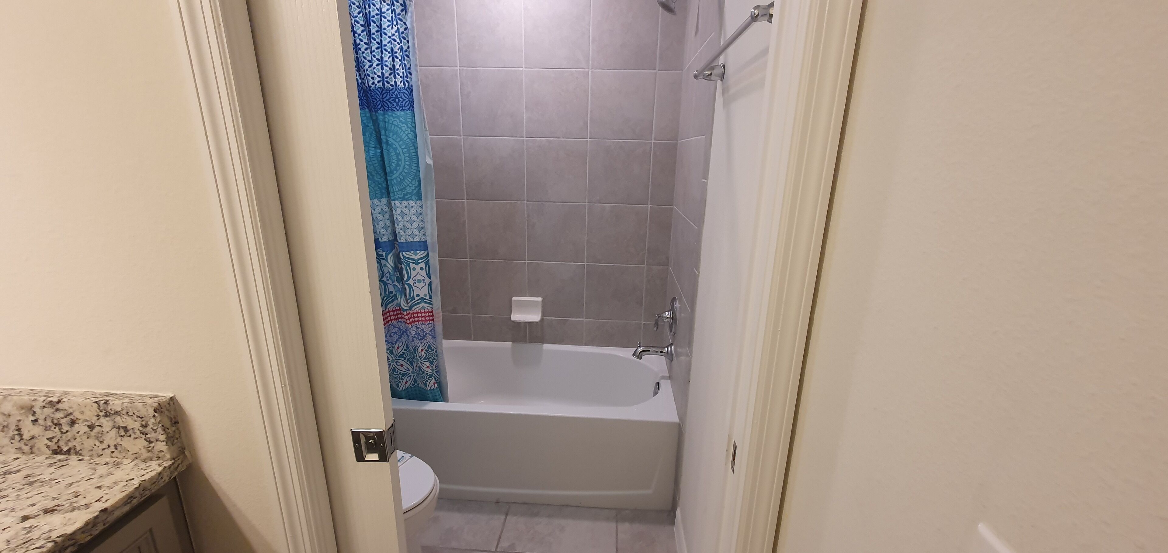 Une salle de bain avec une douche, une baignoire et des toilettes.