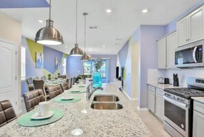 Full-size fridge, microwave, oven, dishwasher - Tempo Trek Lodgings (Davenport)