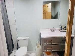 Toallas, jabón, shampoo, papel de baño 