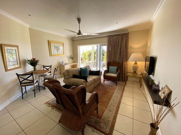 Appartement classique, 2 chambres, non-fumeur | Aire de séjour | Téléviseur à DEL de 42 po avec télévision numérique