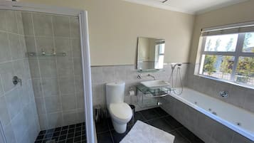 Classic Apartment, 2 Bedrooms, Non Smoking | Bathroom | Separate tub and shower, towels