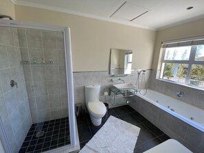 Appartement classique, 2 chambres, non-fumeur | Salle de bain | Baignoire et douche séparées, serviettes fournies