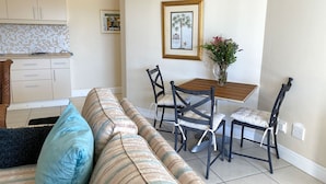 Classic Apartment, 2 Bedrooms, Non Smoking | Dining room