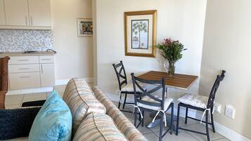 Apartemen Klasik, 2 kamar tidur, Bebas Asap Rokok | Ruang makan