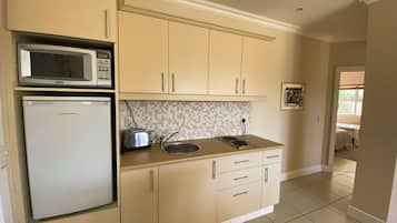 Apartemen Klasik, 2 kamar tidur, Bebas Asap Rokok | Dapur pribadi | Lemari es kecil, microwave, ketel listrik, dan pemanggang roti